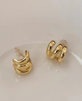 Pendientes Dorados Triples con Diseño de Onda (Un Par)